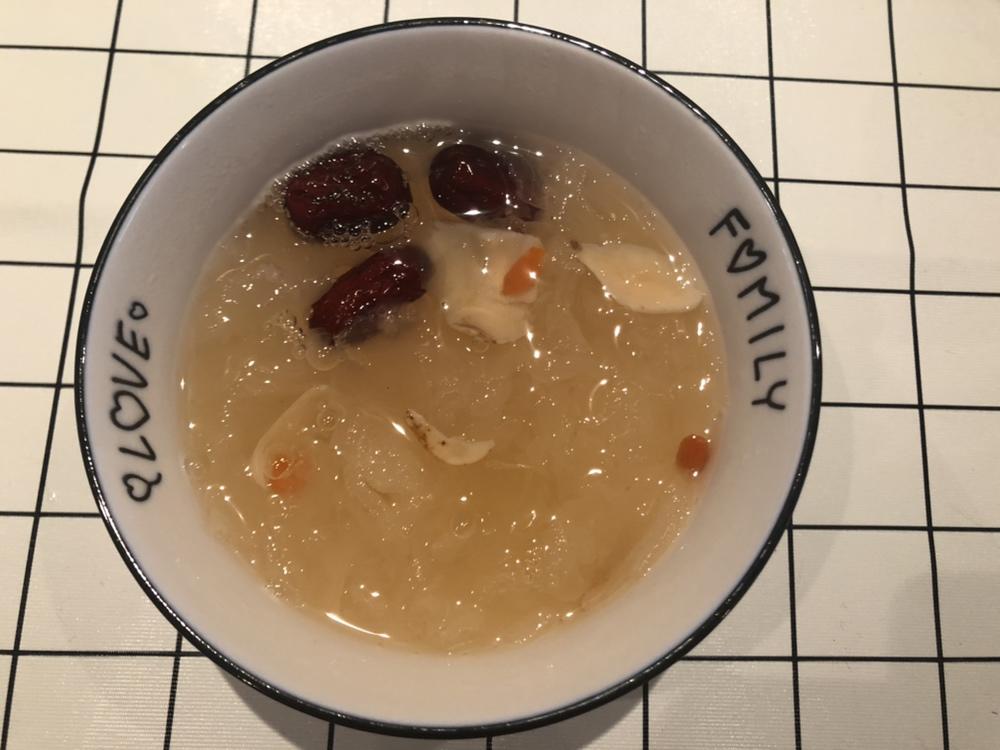 银耳红枣枸杞甜汤