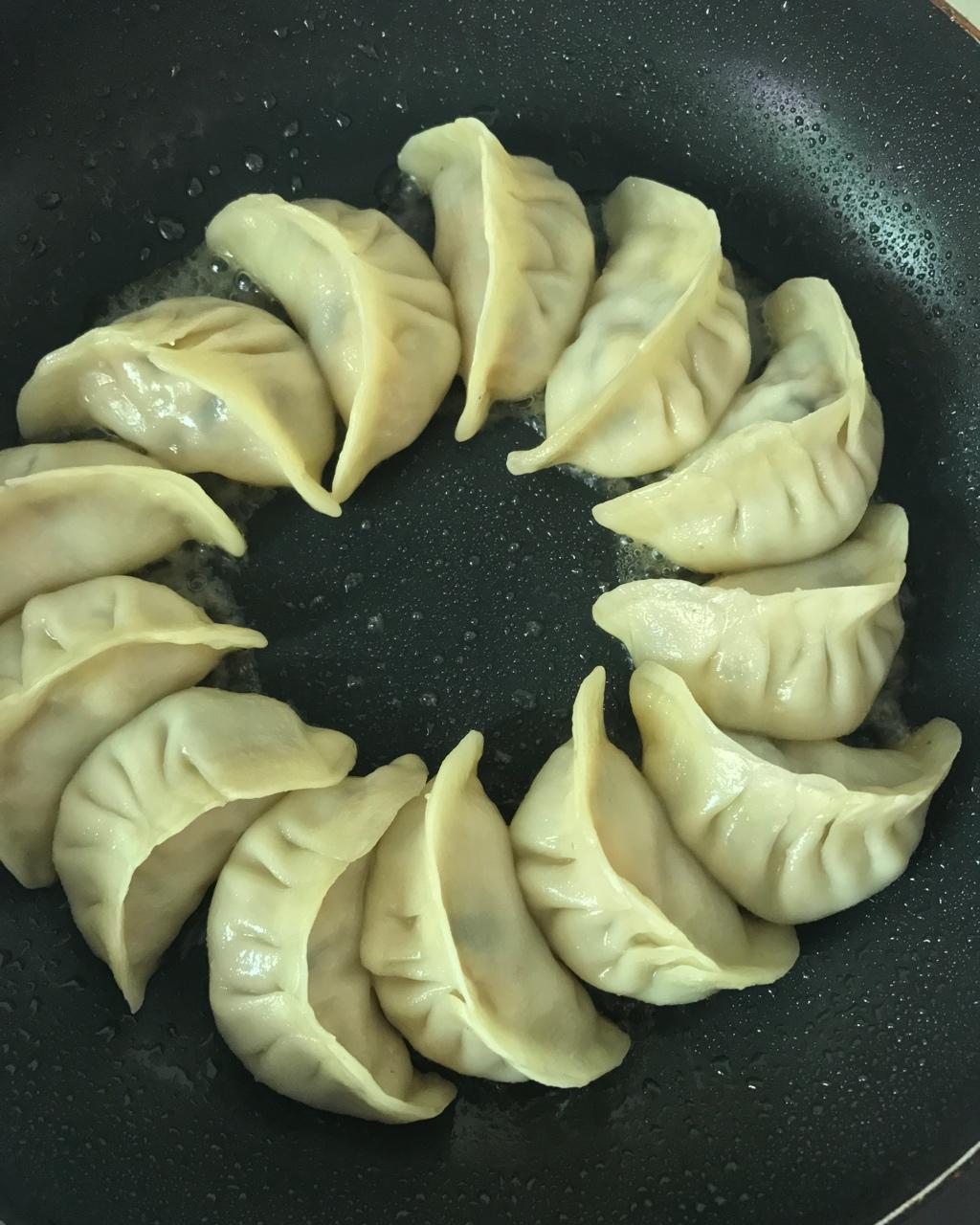 速冻水饺吃腻了吗~变锅贴吧(๑´ڡ`๑)