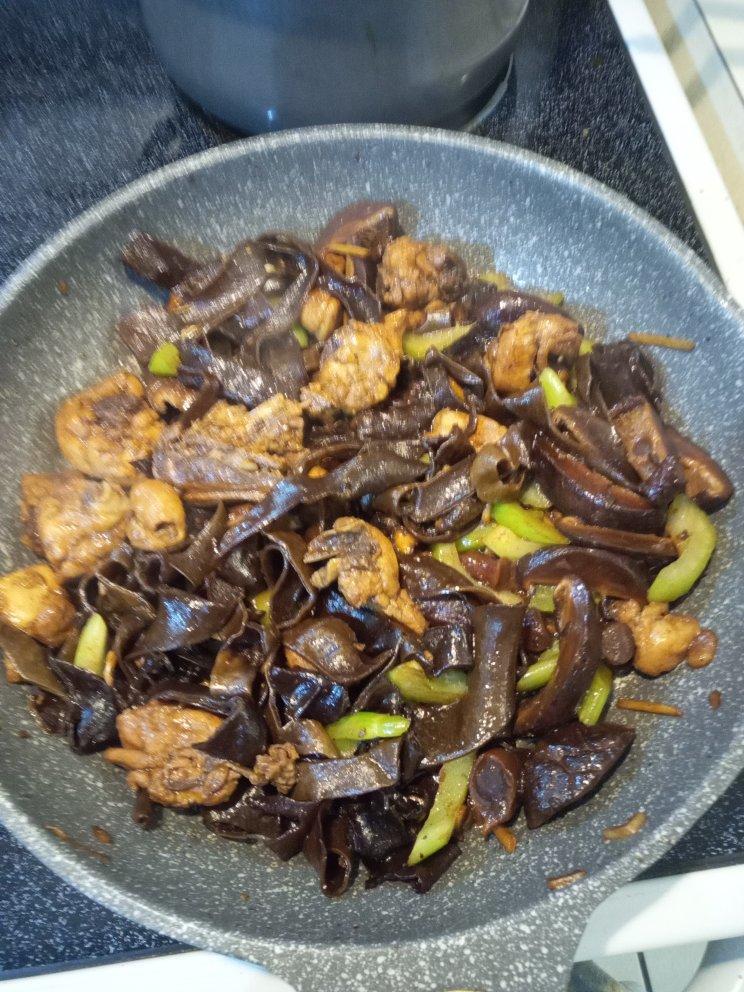 香菇木耳芹菜炒鸡