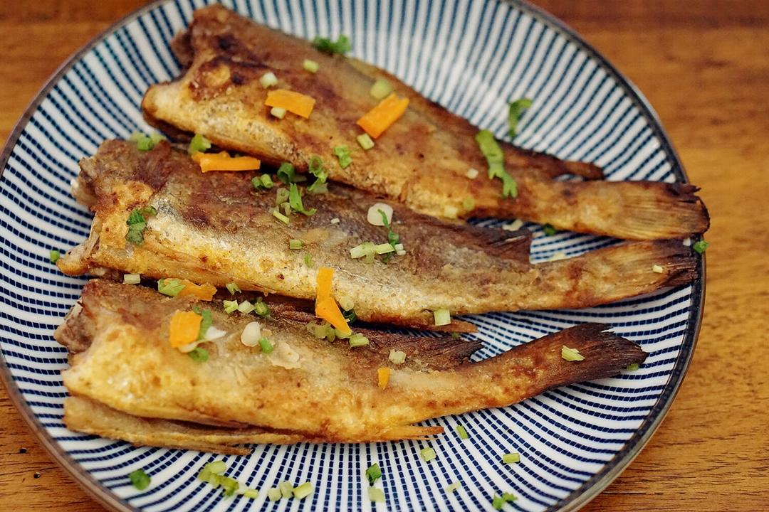 香煎小黄鱼和鱼头豆腐汤