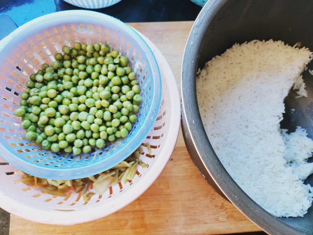 雪菜蚕豆炒饭