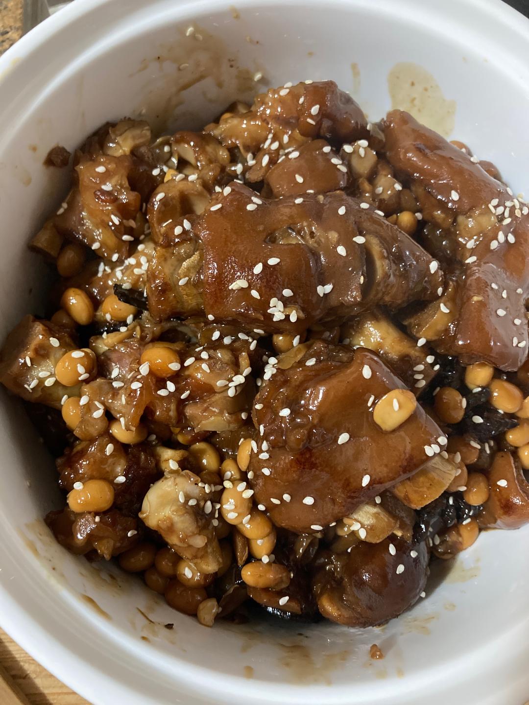 猪手焖黄豆的做法