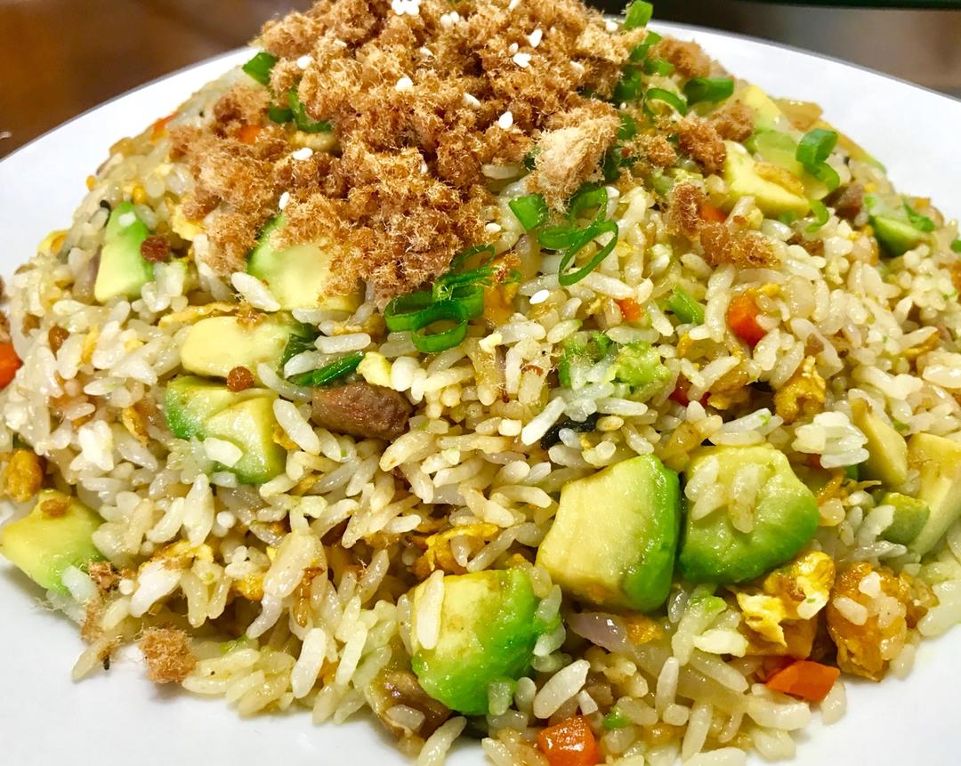 紫轩小厨做的牛油果炒饭