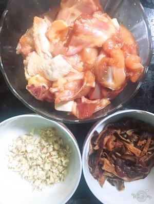 广式沙姜香菇蒸鸡的做法 步骤4