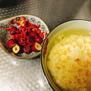 银耳红枣枸杞汤的做法 步骤1