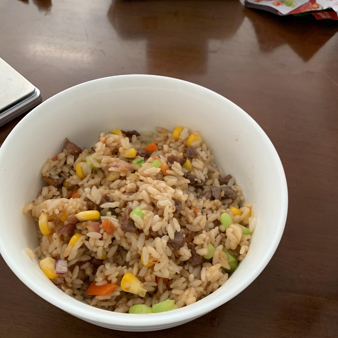 牛肉粒蔬菜炒饭