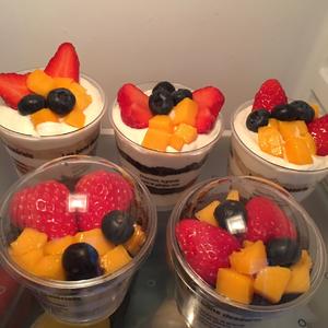 🌈奥利奥🌸提拉米苏木糠杯🍓草莓芒果蓝莓水果杯子蛋糕🍰的做法 步骤8