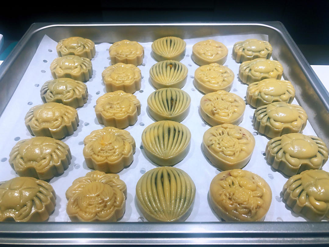 广式月饼，经典五仁，莲蓉蛋黄。