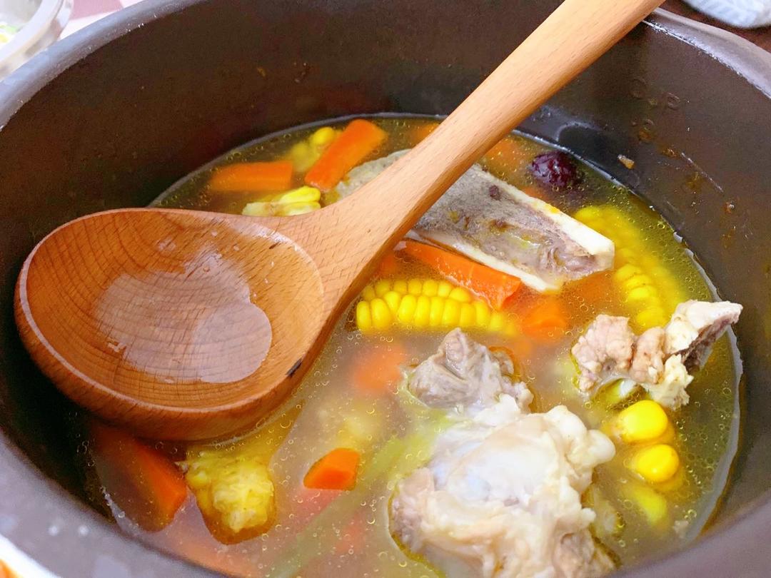 胡萝卜玉米大骨汤