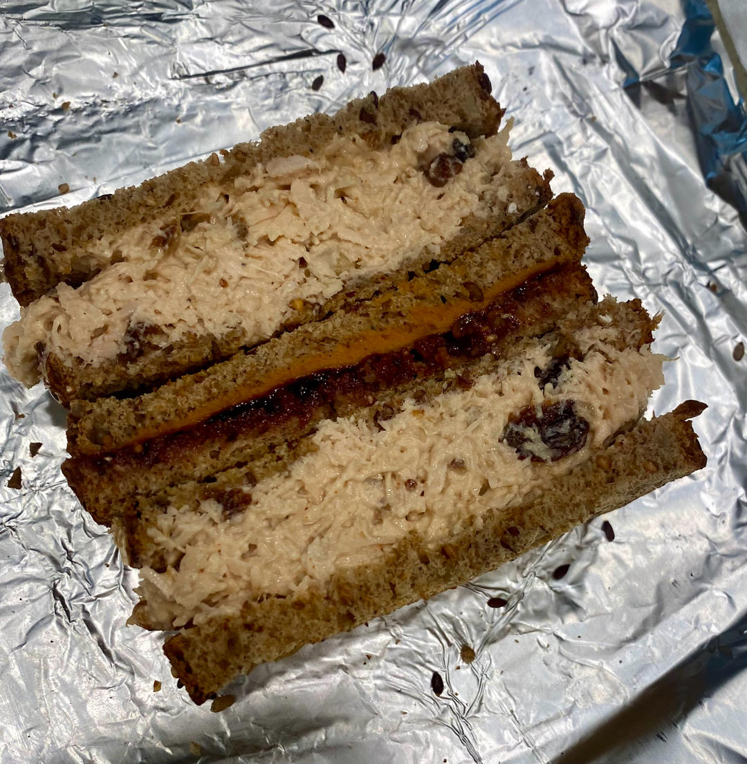 美乃滋鸡肉沙拉三明治的做法