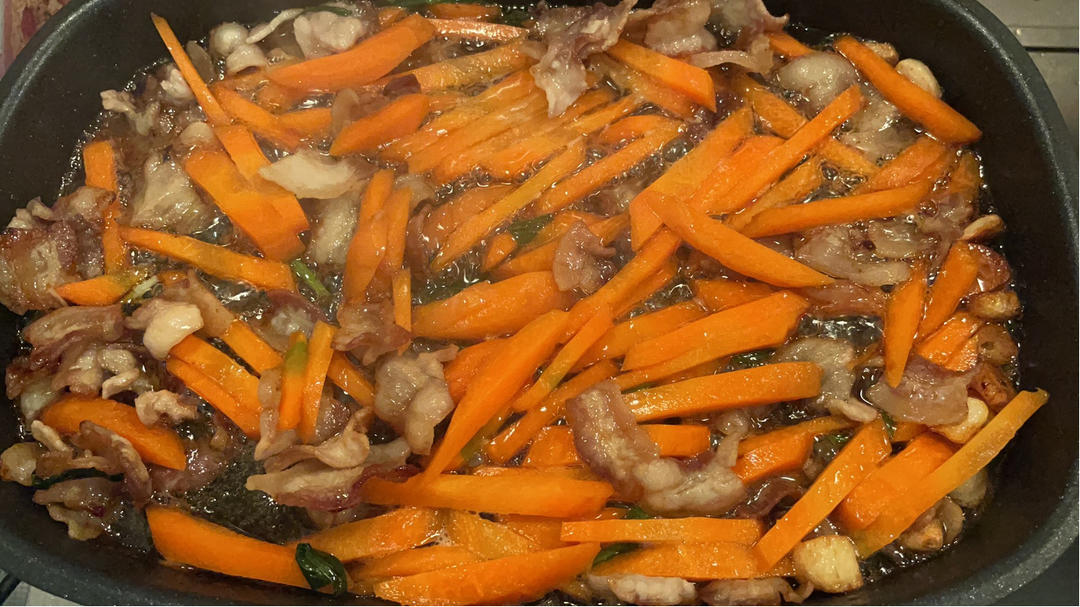 超好吃的胡萝卜片炒肉