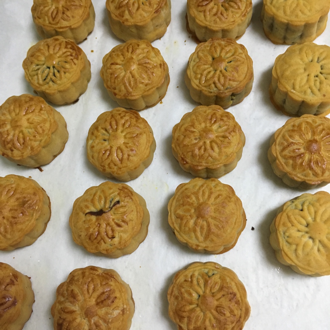 广式月饼－－蛋黄豆沙月饼