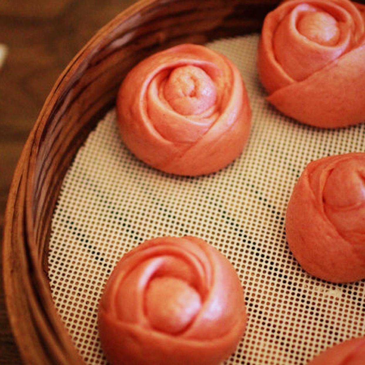 筋节粥做的红曲米玫瑰花馒头