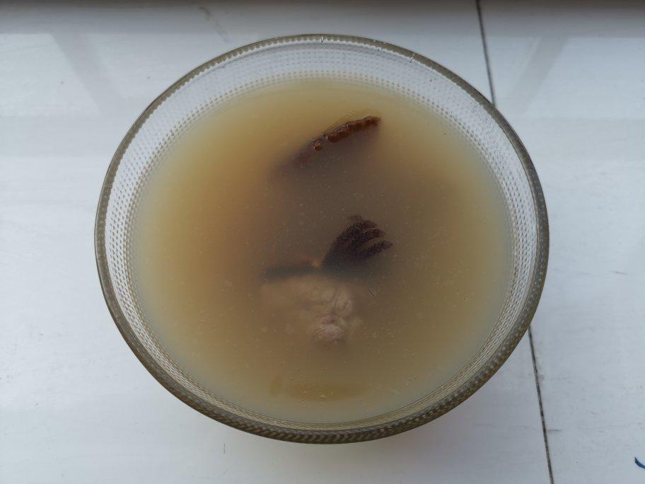 猫爪草膨鱼腮炖瘦肉汤