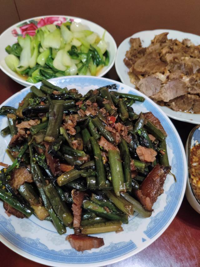 腊肉三炒之湖北人的红菜薹炒腊肉