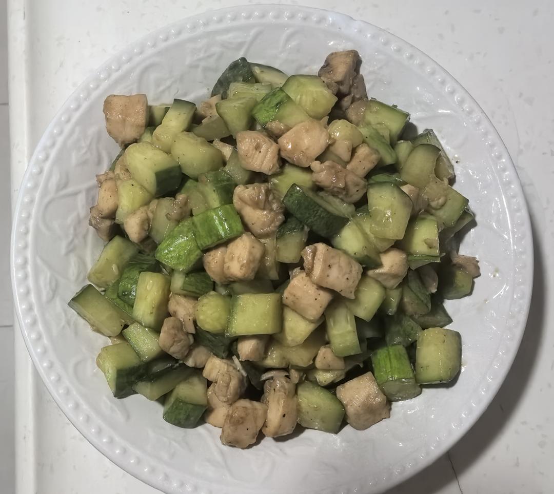 清爽解腻的黄瓜炒鸡胸肉，低脂低卡减肥食谱