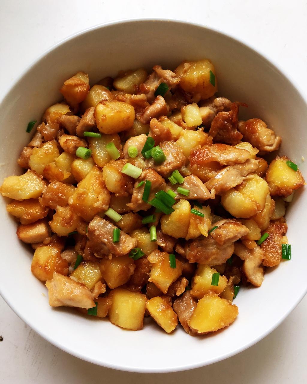 阿兔dt做的一道怎么做都好吃的干煎土豆鸡丁(红烧,咖喱,椒盐,孜然)