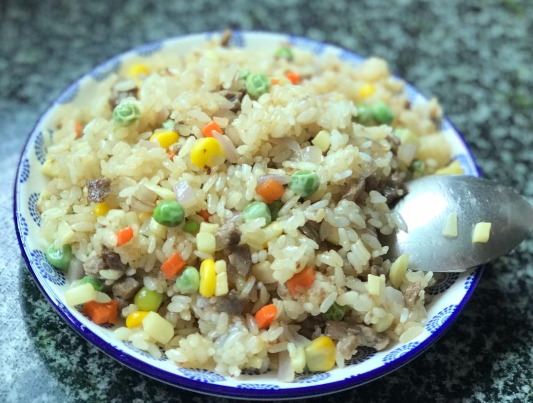 牛肉粒蔬菜炒饭