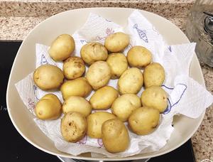 珐琅锅盐焗小土豆的做法 步骤1
