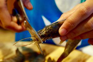 香到舔盘的油焖大虾（详解如何清理好一只虾）的做法 步骤3