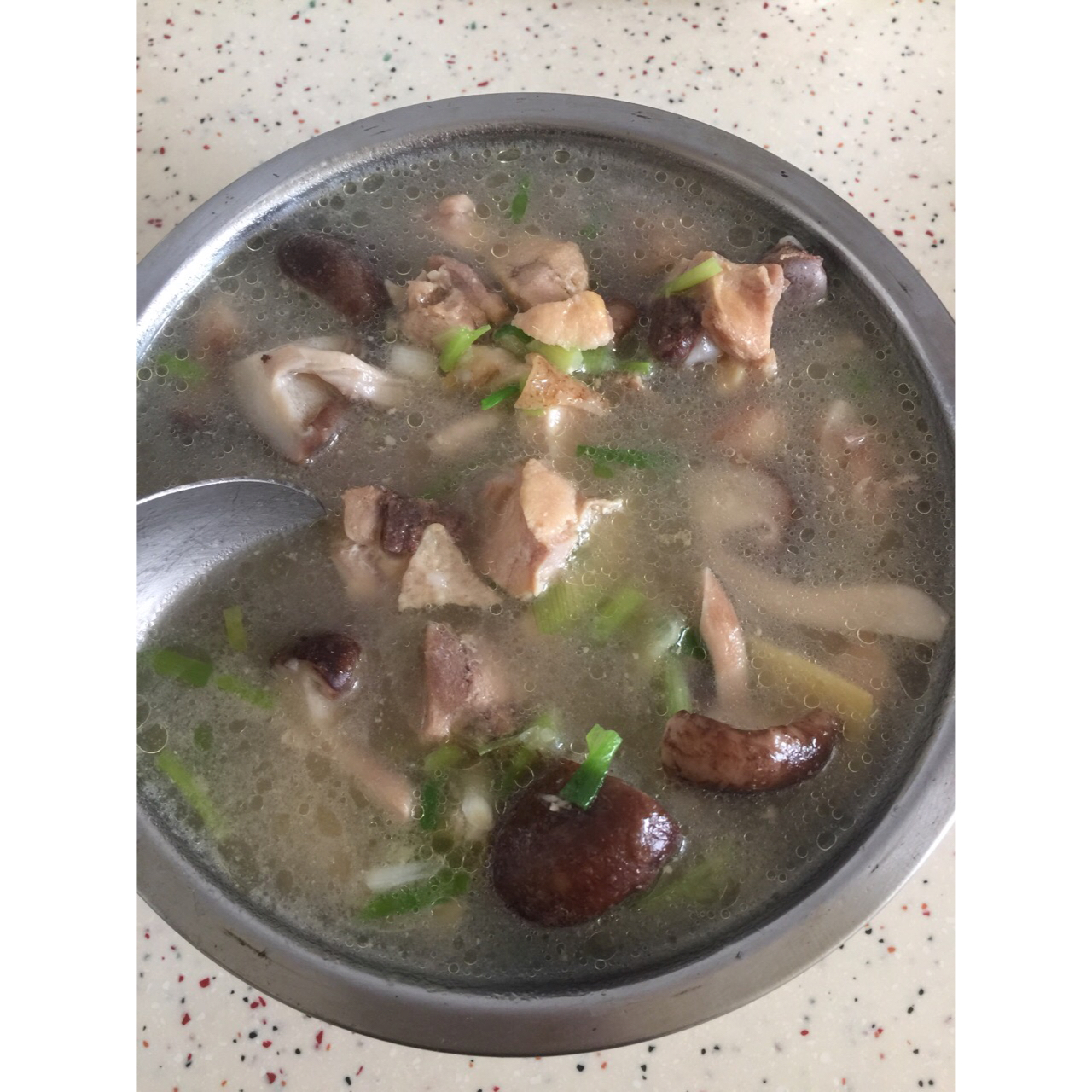 杂菌鲜鸡汤