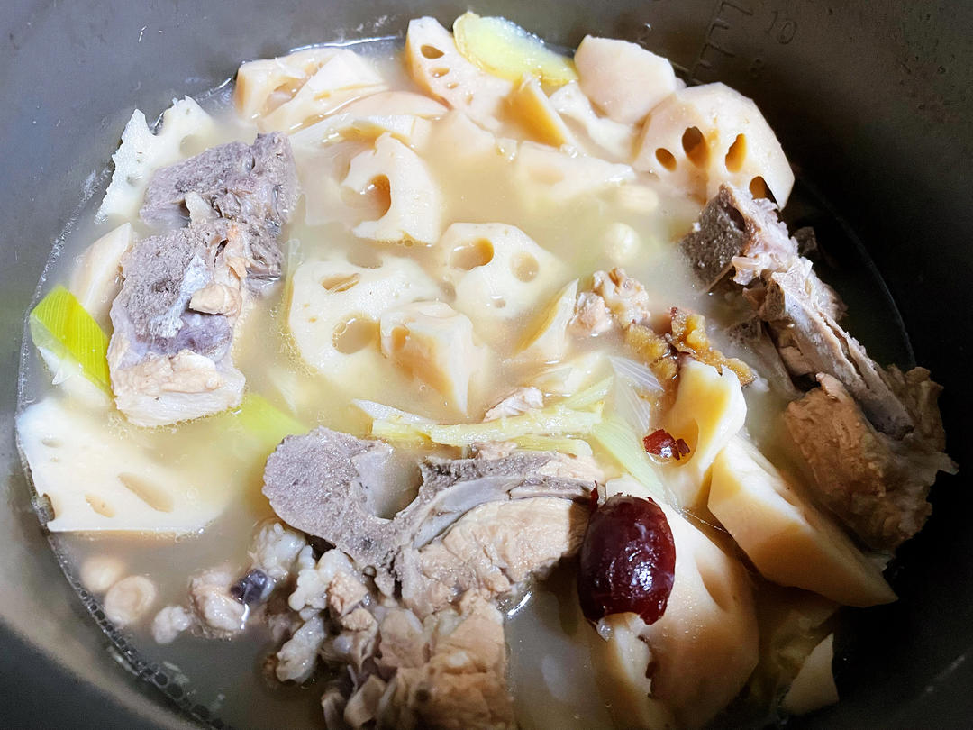 厨师长分享："莲藕排骨汤"的家常做法，味道很赞火候足