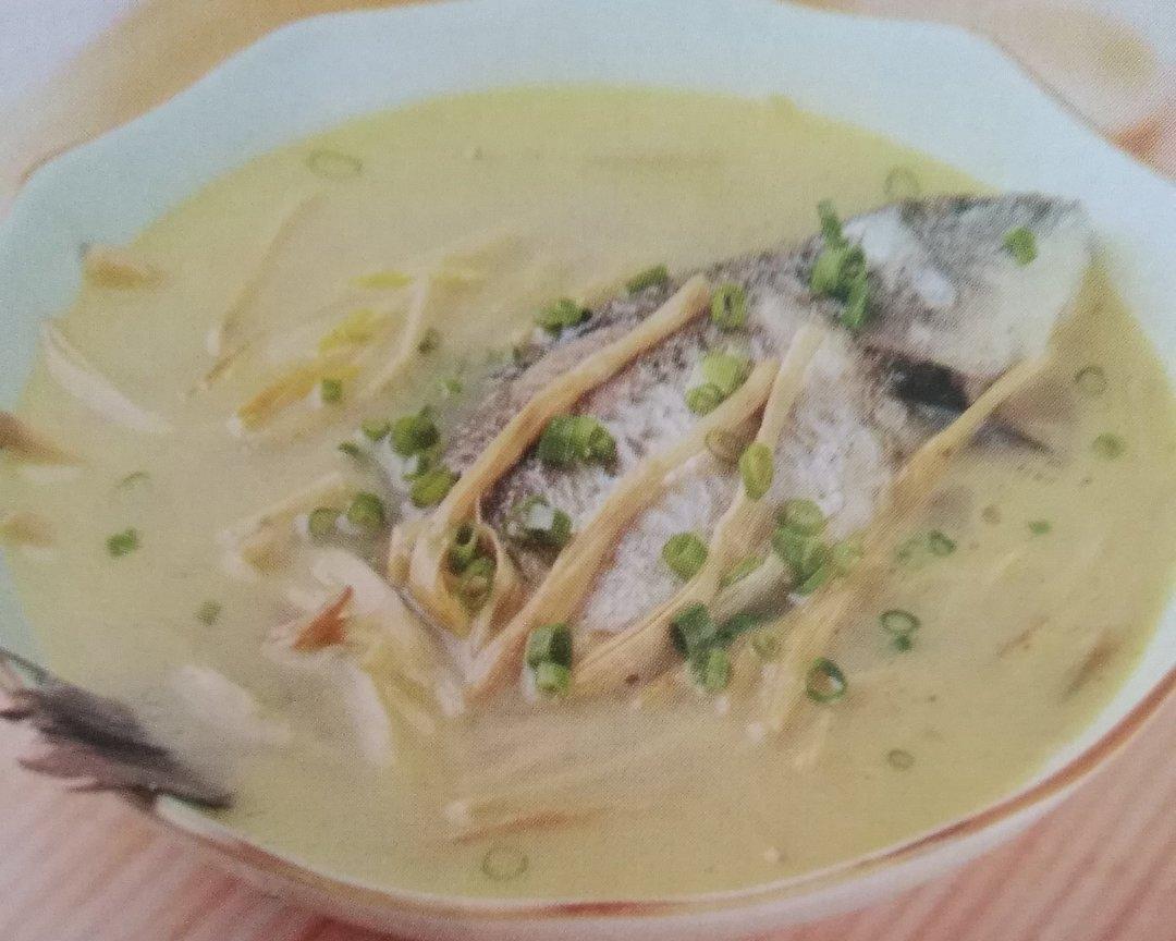 黄花菜鲫鱼汤