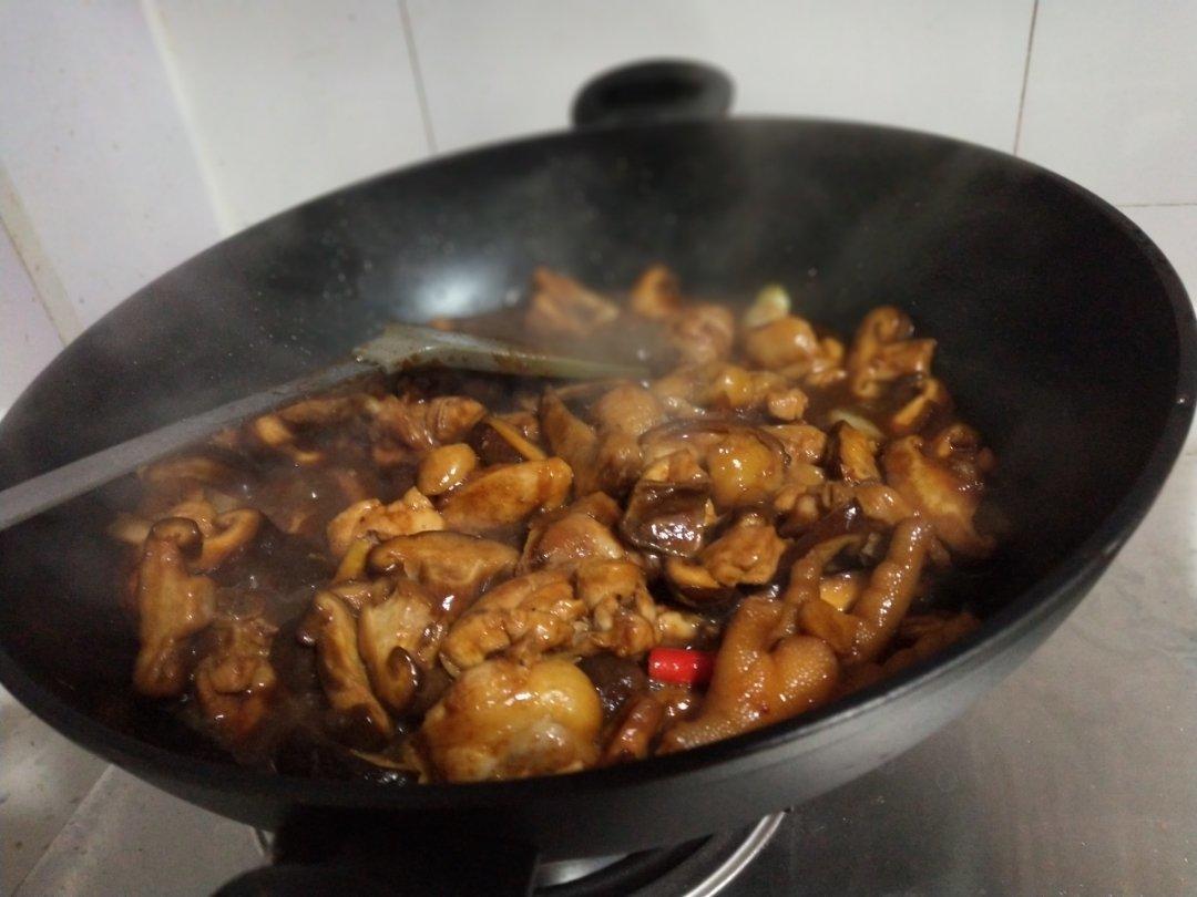 冬菇滑鸡煲：鸡肉烧得鲜嫩爽滑，这方法管用！