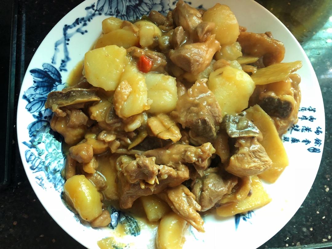 土豆炖鸡肉(一定要多煮点饭，否则不够吃)