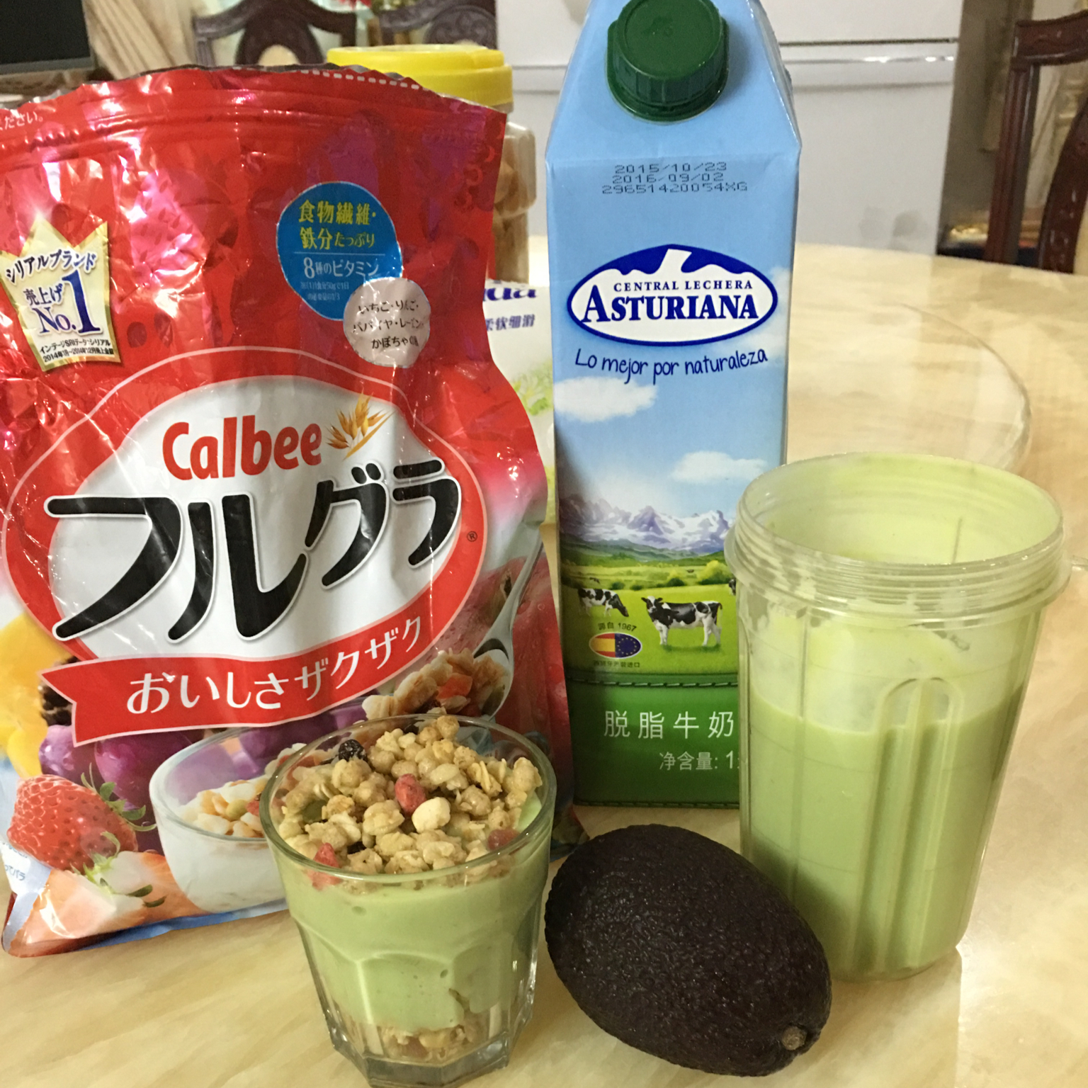 减肥餐－香蕉牛油果奶昔配卡乐B干果麦片