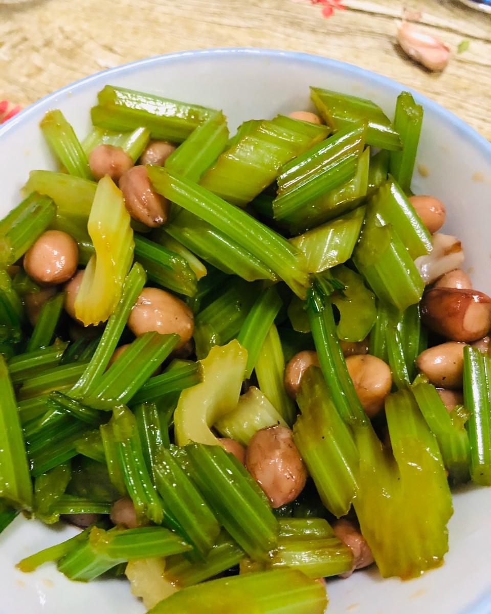 凉拌芹菜花生米胡萝卜