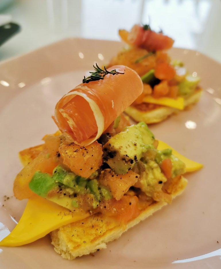 西班牙tapas之三文鱼牛油果面包 番茄牛油果面包