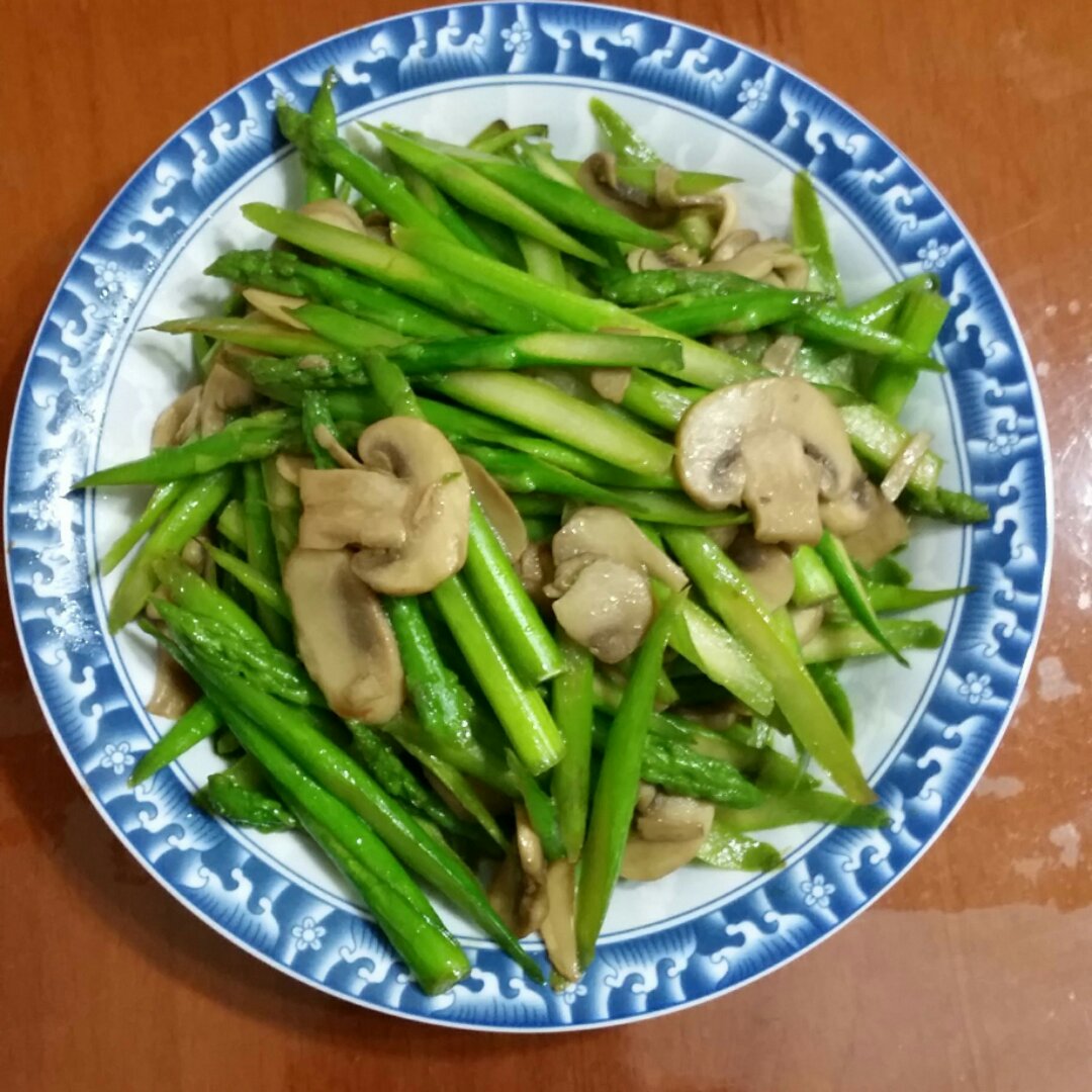 芦笋炒蘑菇