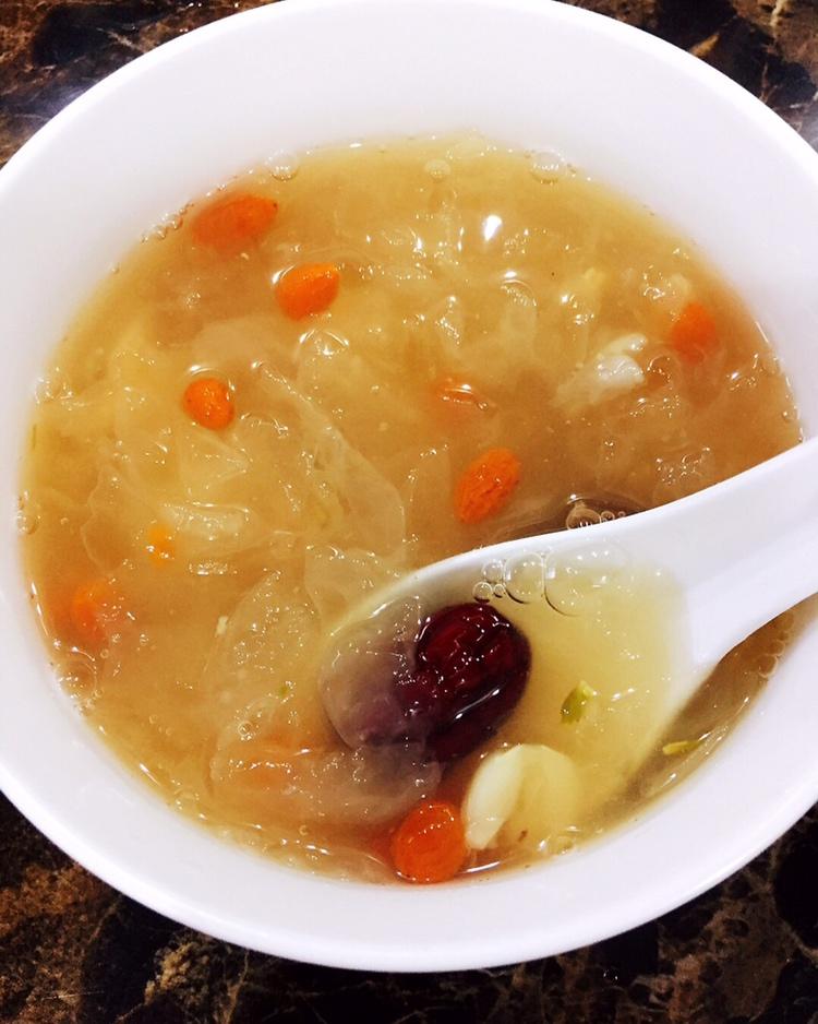 银耳桃胶莲子羹｜养颜平民版燕窝