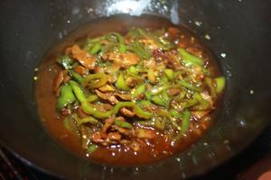 尖椒焖肉的做法 步骤4