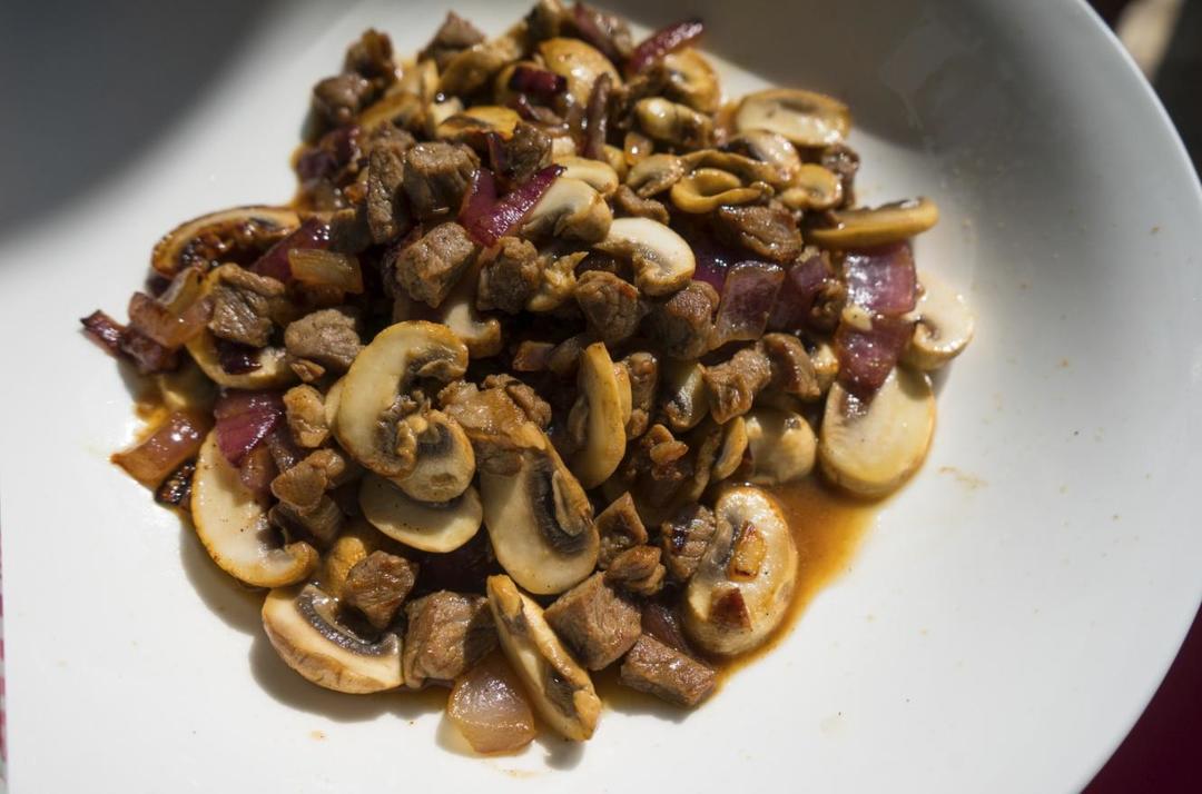 洋葱草菇牛肉丁的做法