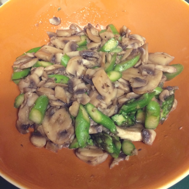 芦笋炒蘑菇