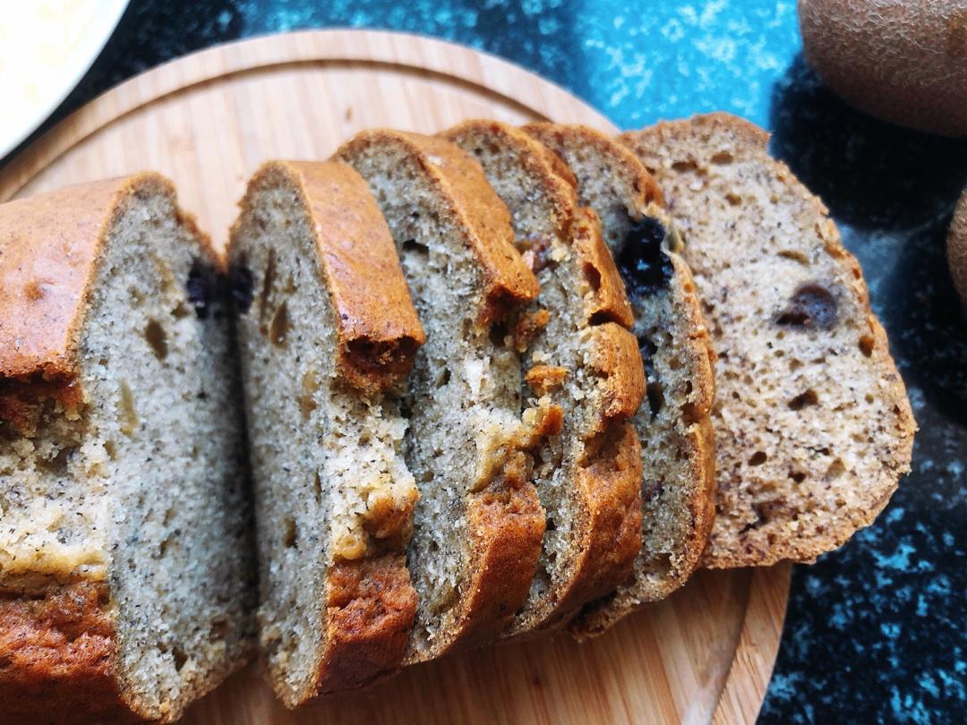 准备祖传的香蕉蓝莓玛芬蛋糕