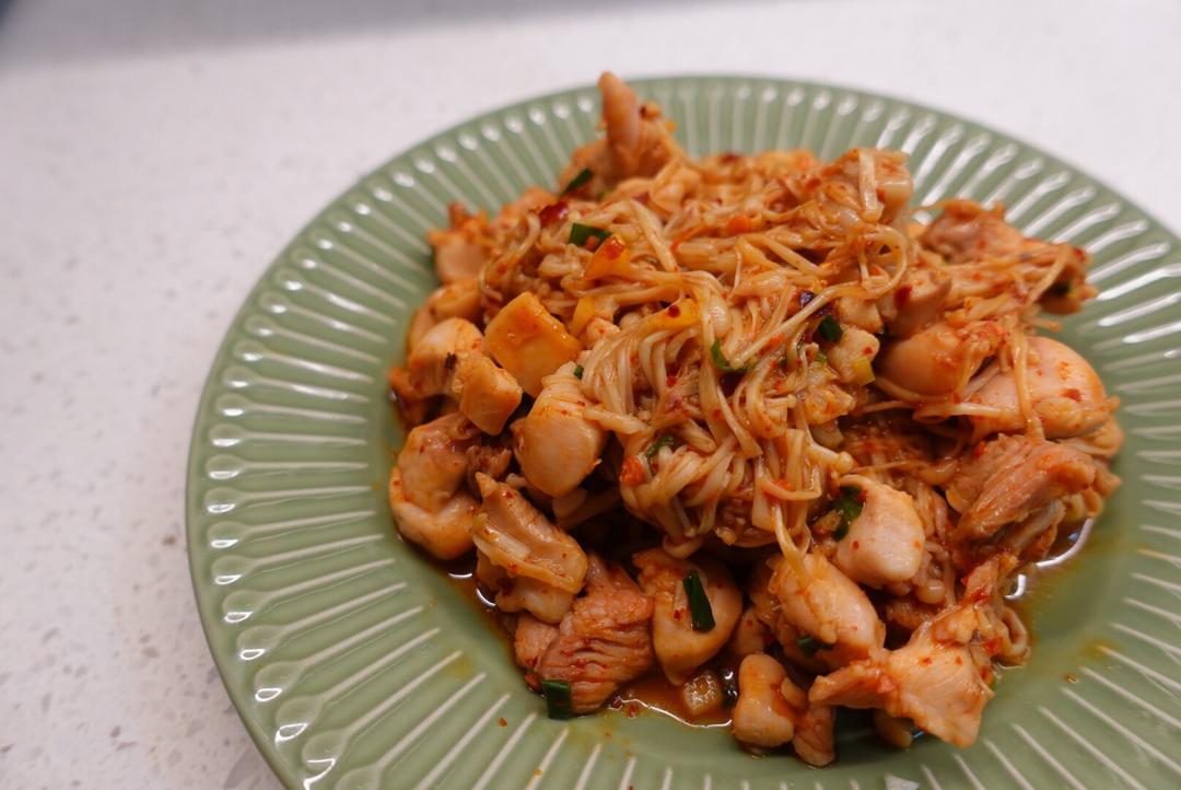 健康食谱快手无水无油孜然金针菇去皮鸡腿肉的做法