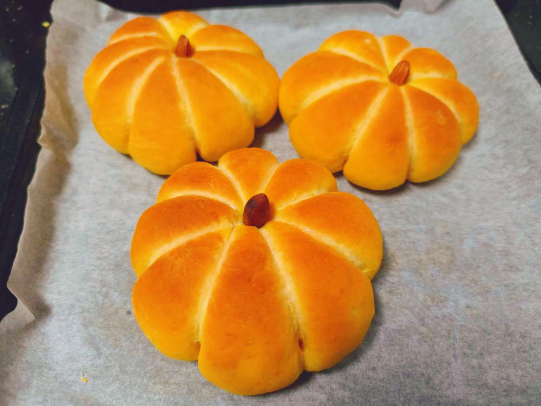 南瓜栗子小面包🎃一口软绵绵，甜糯栗子馅