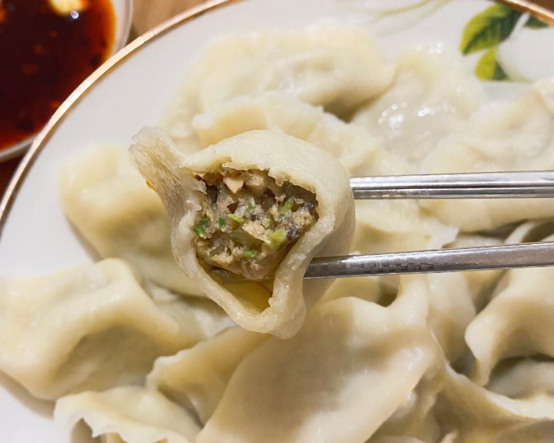 咬一口就忘不掉的香菇油菜饺子～！的做法