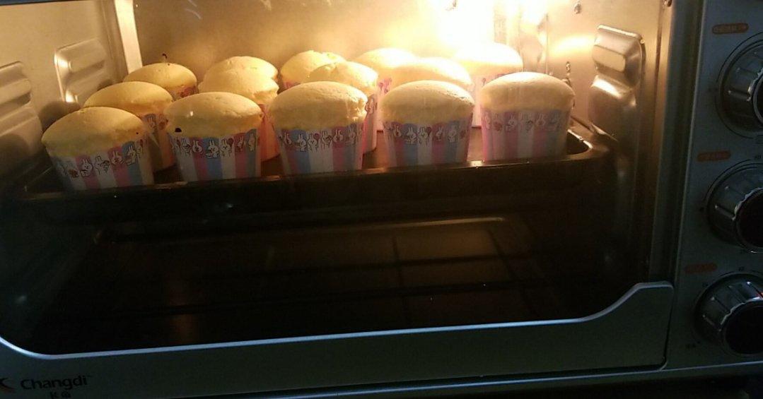 软绵绵戚风纸杯蛋糕