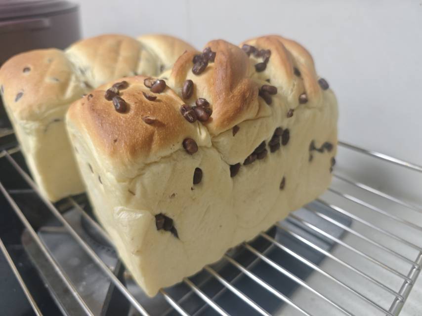 柔软好吃的蜜红豆牛奶吐司（无需分割、一次发酵）