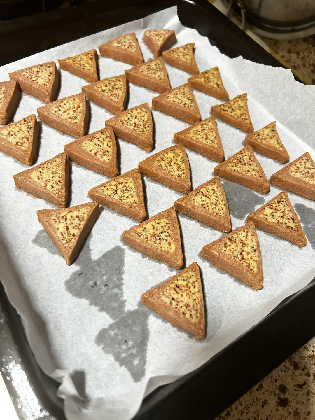 都去给我做这款粉嘟嘟的草莓🍓脆脆三角烧饼干，酸酸甜甜的口感，正中我心，吃完了嘴里还有淡淡的草莓味，做法超级简单，快点码住