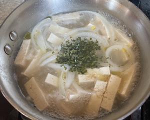 日式简食两菜一汤之味增汤➕姜烧猪肉片➕凉拌菠菜豆腐的做法 步骤6