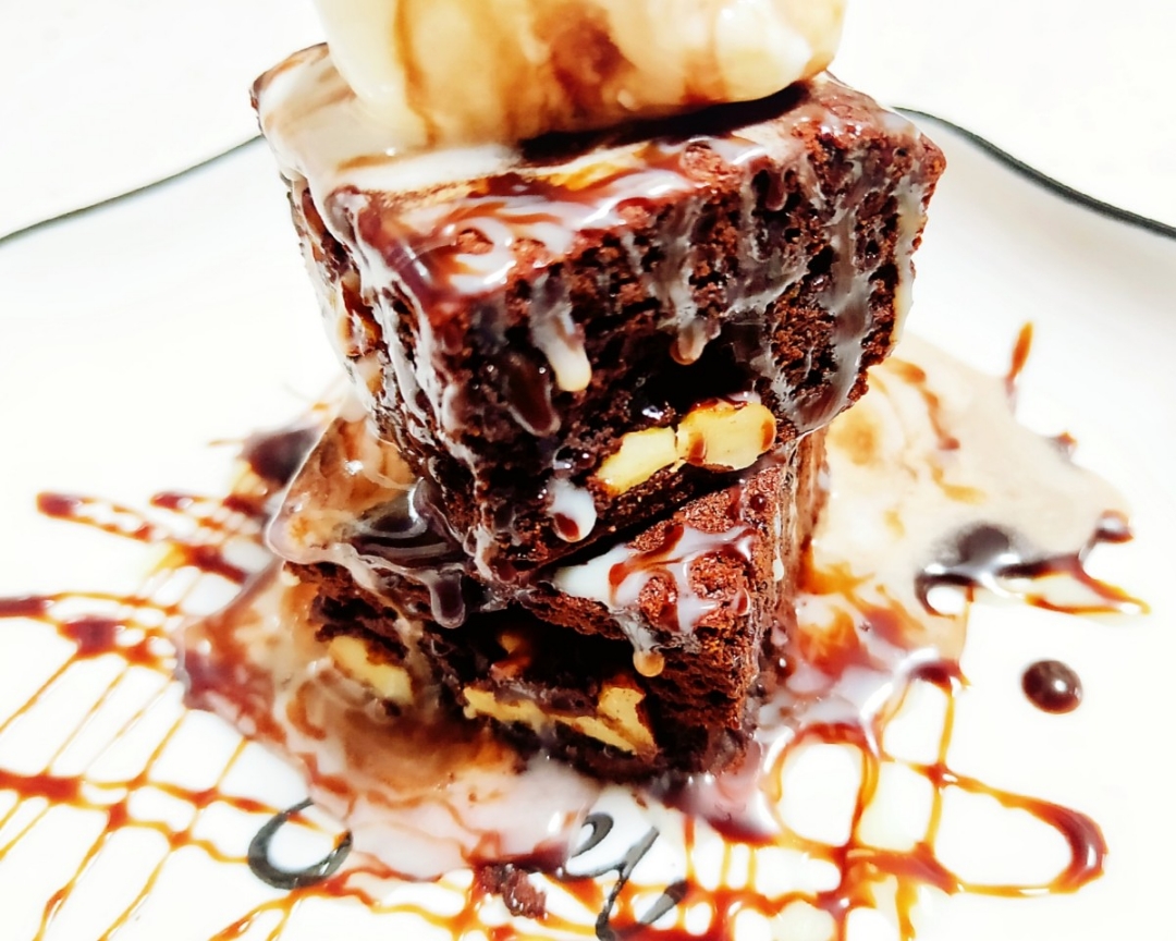 美式经典巧克力蛋糕【核桃仁布朗尼】再现美国苹果蜂Applebee's甜品菜单 【Brownie Bites】的做法