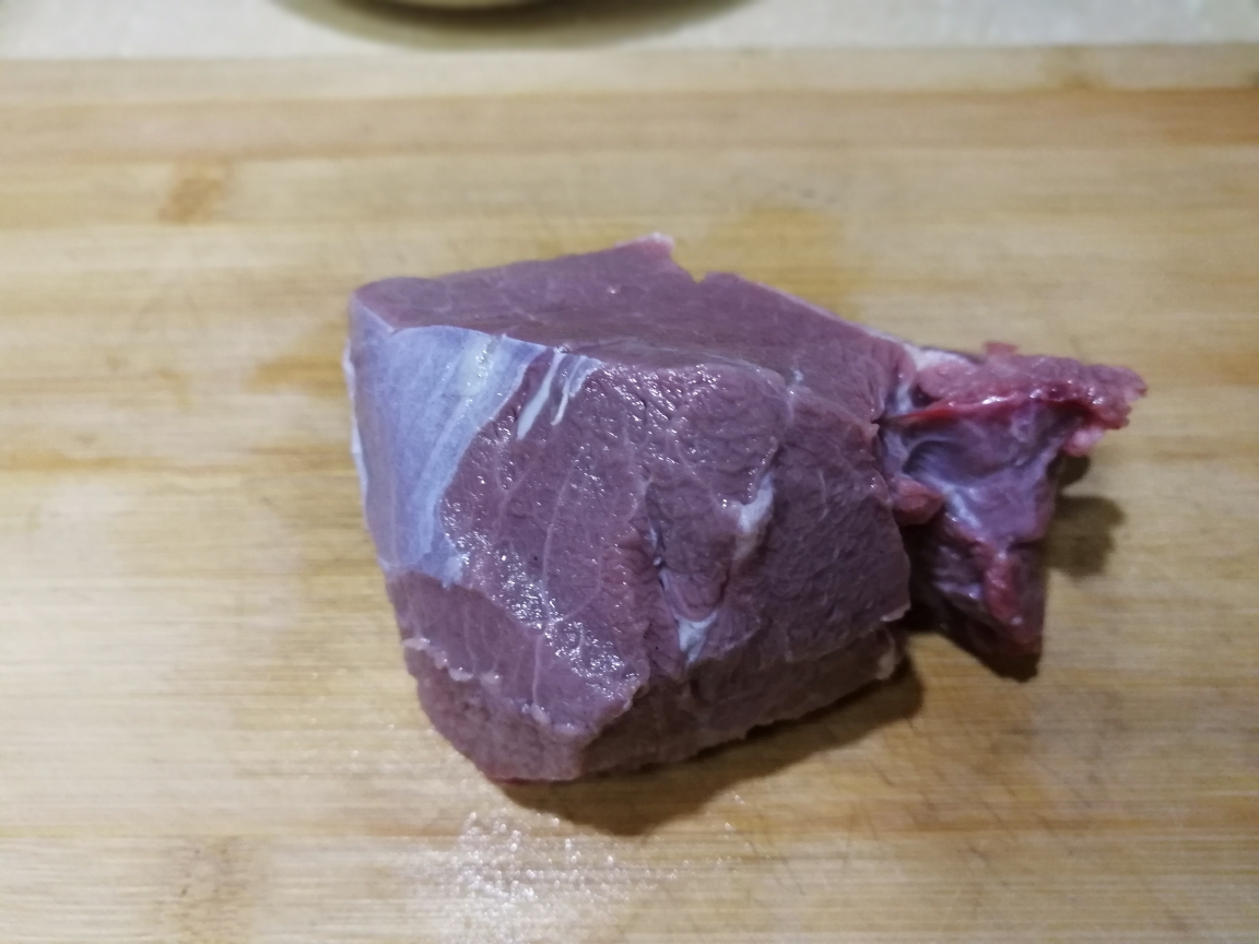宅家必备美食——五香牙签牛肉的做法 步骤1