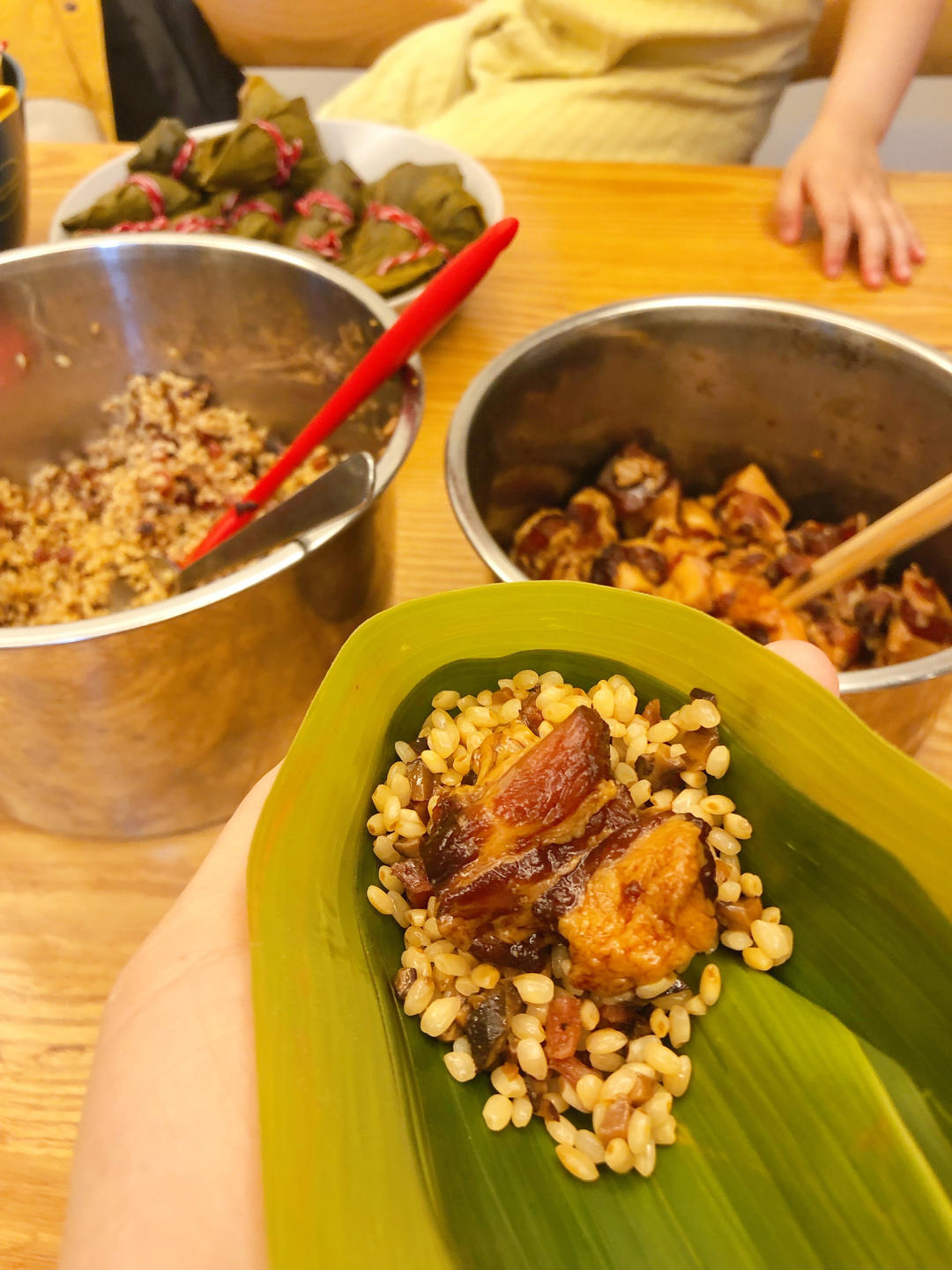 【桥桥妈】鲜肉粽 传统口味咸肉粽 四角粽慢动作讲解