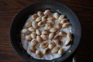 盐焗白果（煎锅版非微波炉）的做法 步骤3
