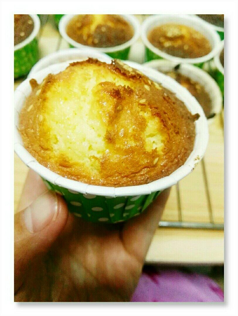 全蛋法打发原味海绵杯子蛋糕